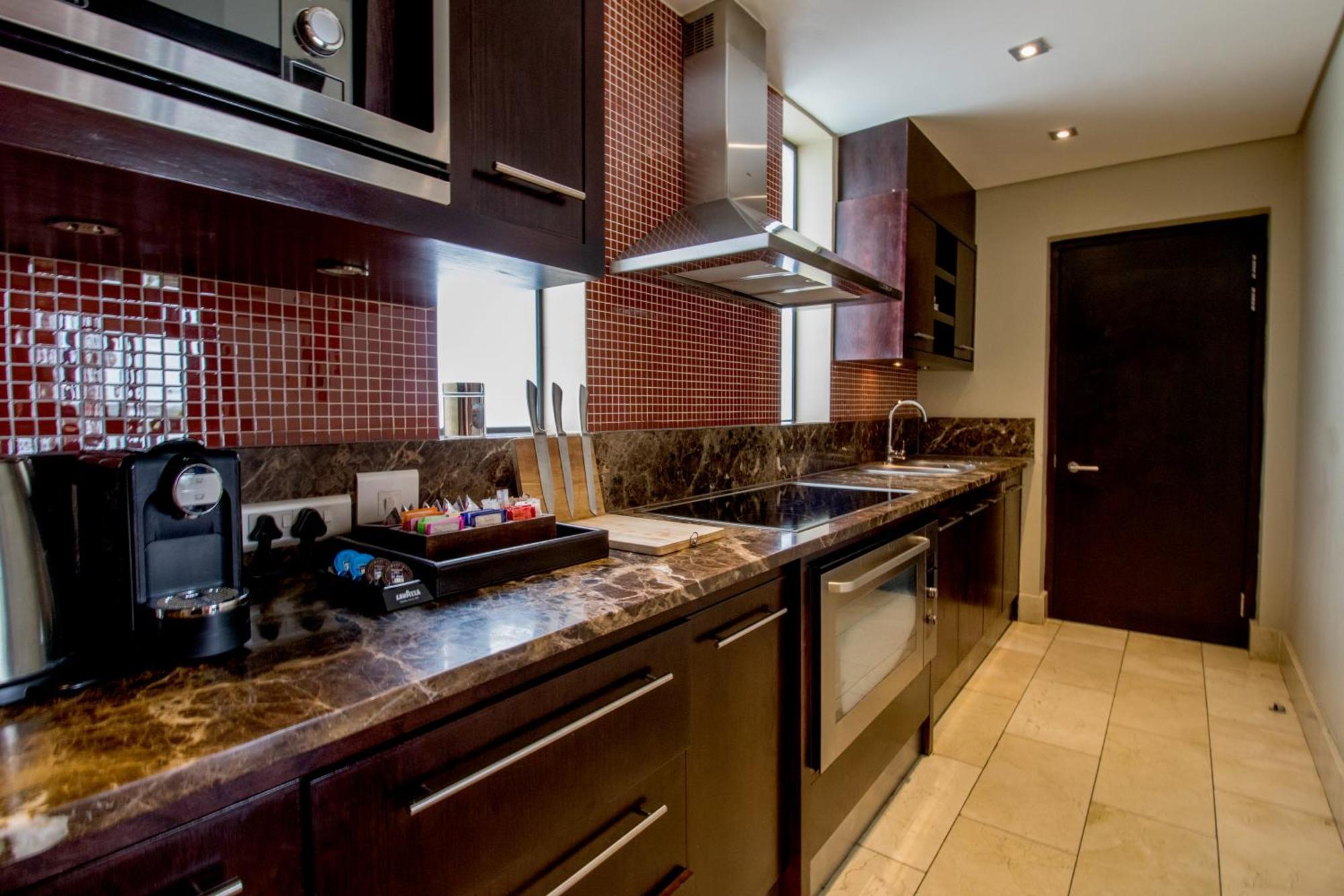 Pezula Nature Retreat Κνύσνα Δωμάτιο φωτογραφία A kitchen in a suite at the Hilton London West End